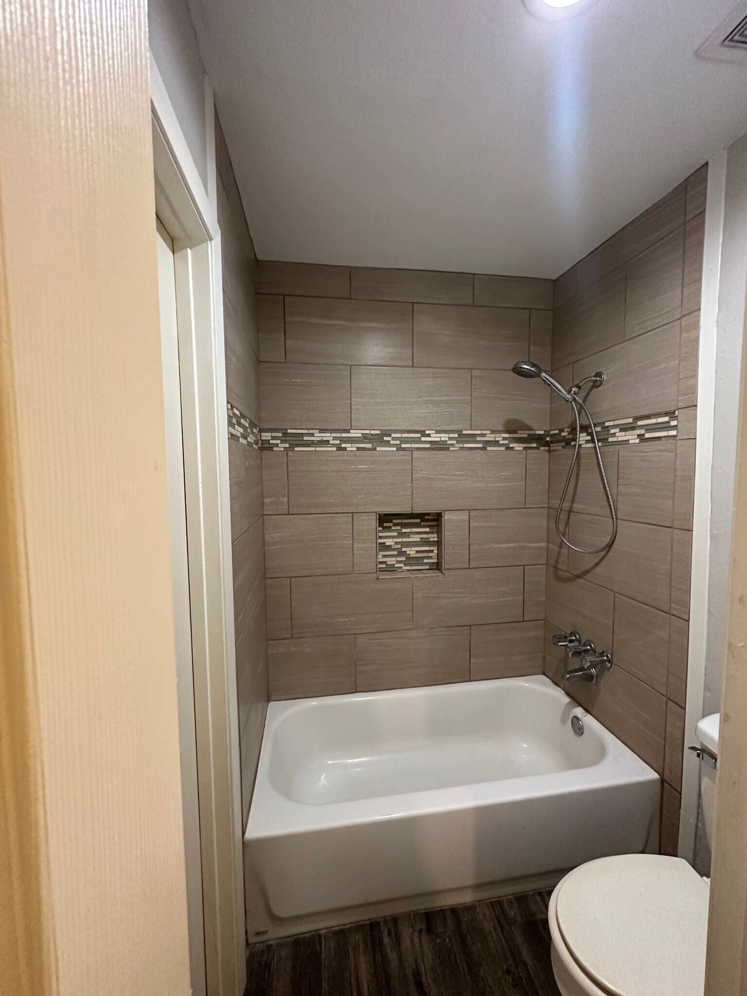 Building Photo - 105 Ivanhoe Dr