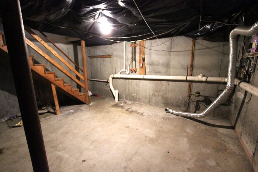 Building Photo - 21 Moore Ave