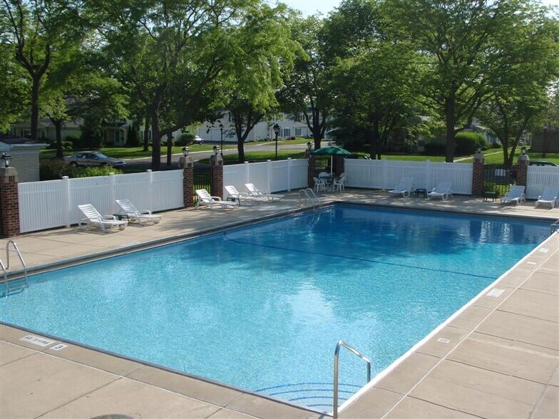 Building Photo - 1362 Cove Dr