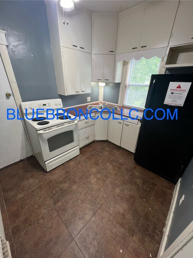 Building Photo - Cute 2 bedroom 1 bathroom home on corner lot.