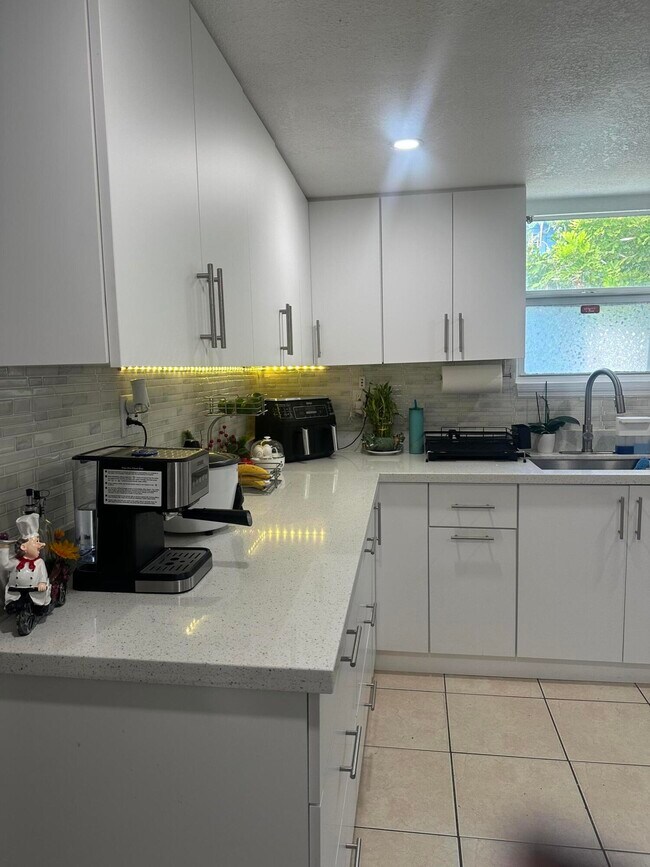 Building Photo - 626 S Pine St