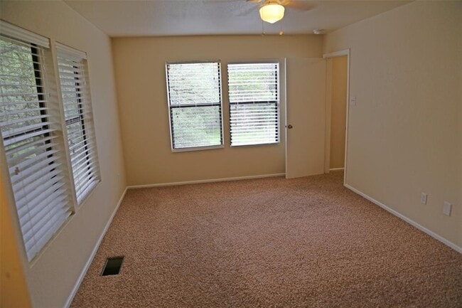 Building Photo - 4 Deerfield Dr