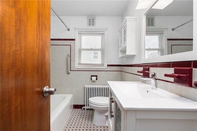 Building Photo - 5 Holten Ave