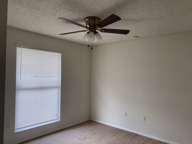 Building Photo - 3 bedroom 1 bath condo near the airport! /...