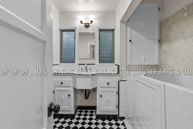 Building Photo - Contemporary Style 5bed/5bath Home with Ad...