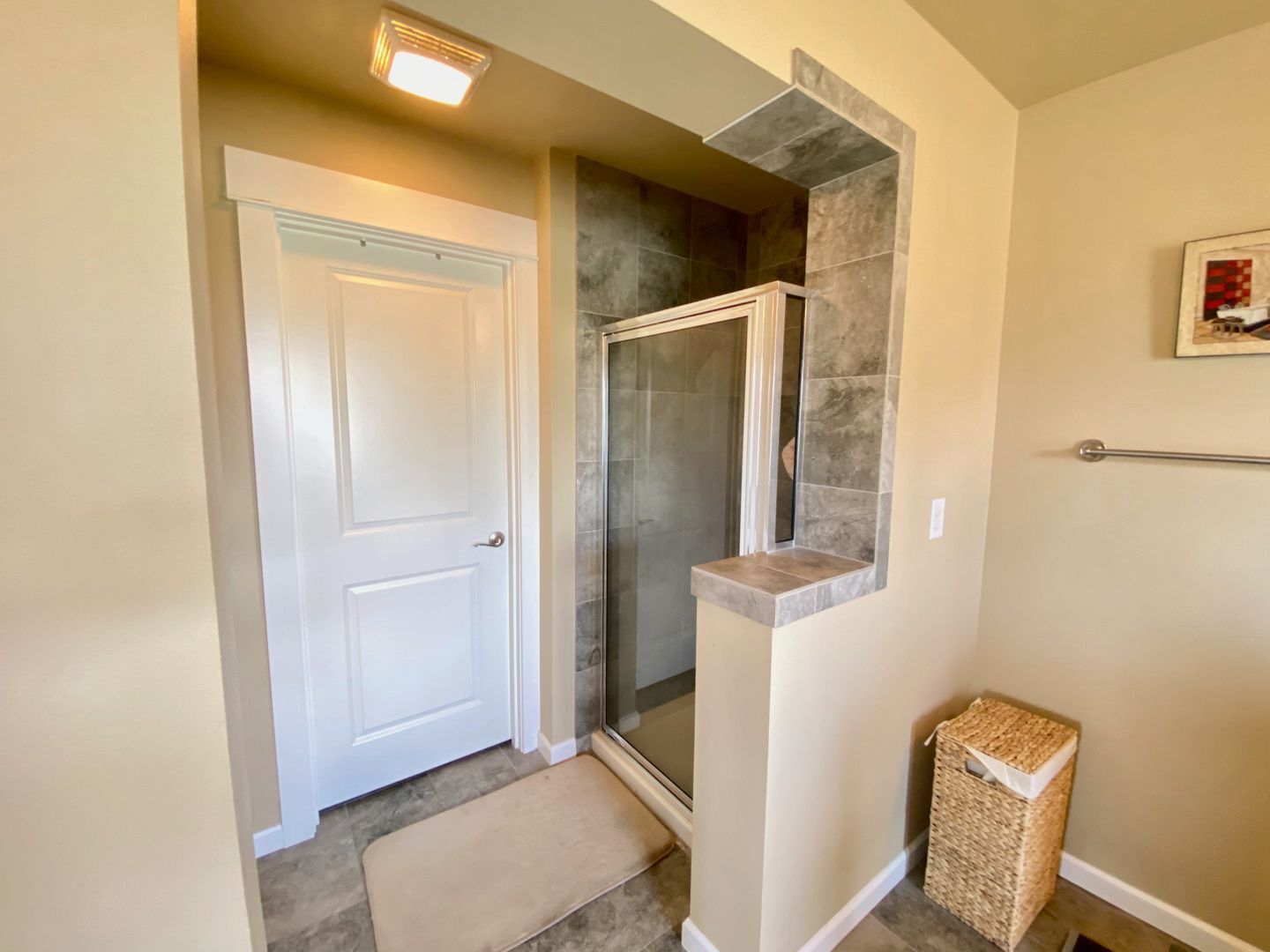 Building Photo - Welcome to the Claremont community in the Renton Highlands!