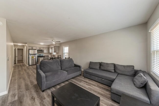Building Photo - 856 E Capri Dr