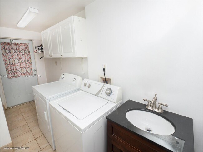Building Photo - 3421 Cantrell