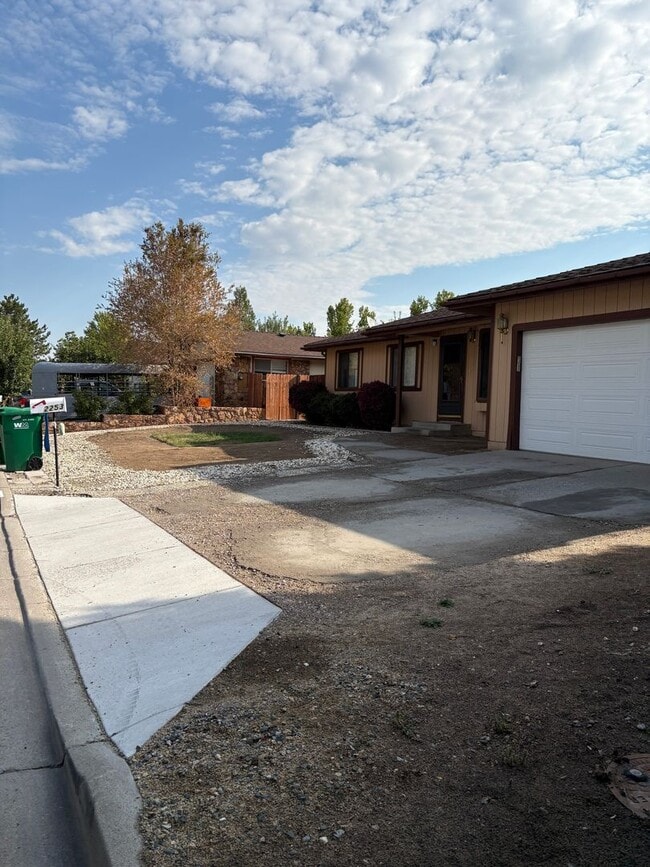 Building Photo - Perfect Location- Open Floor Plan 3 Bedroo...
