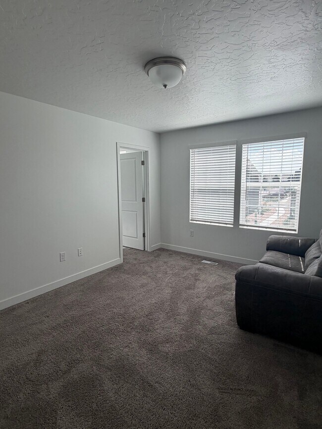 Building Photo - 4090 W Red Clover Dr