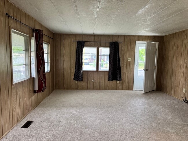 Building Photo - West side 2br with washer/dryer hookup!