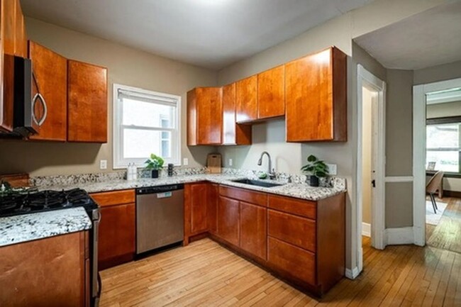 Building Photo - Amazing 5-Bedroom, 2.5 Bathroom Updated Ho...