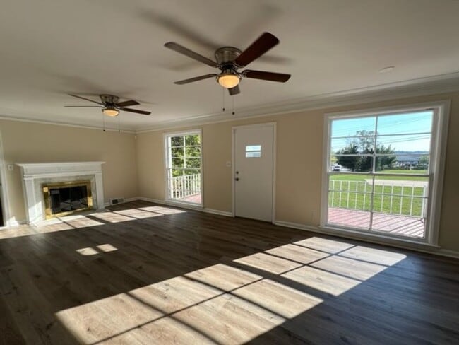 Building Photo - Roomy 3 bedroom/2 bath home on 1 acre in Phenix City!