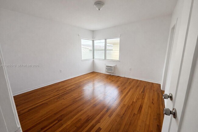 Building Photo - 945 Bay Dr