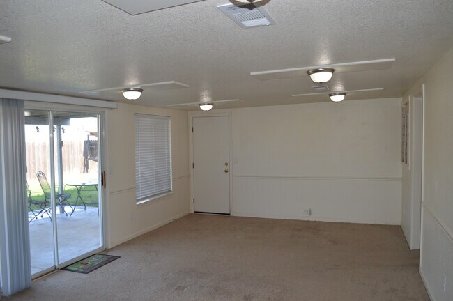 Building Photo - 15290 Sunset Dr