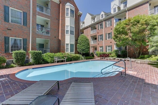 Building Photo - 321 Duke St