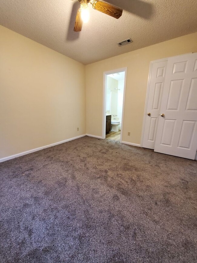 Building Photo - Charming Retreat with Wood Burning Fireplace: Your Ideal Rental Home Awaits!