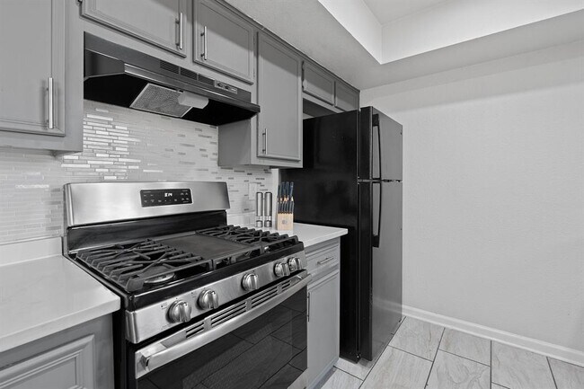 Building Photo - 1002 Parkside Cir
