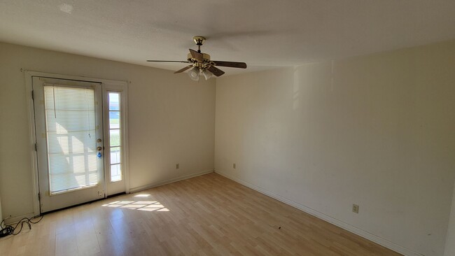 Building Photo - 2 Bedroom • 1.5 Bath • Townhouse Style Apa...