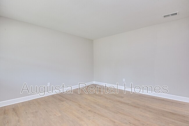 Building Photo - 3416 Kensington Dr N