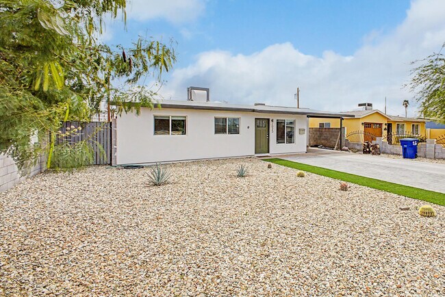 Building Photo - 2025 E Howe Ave