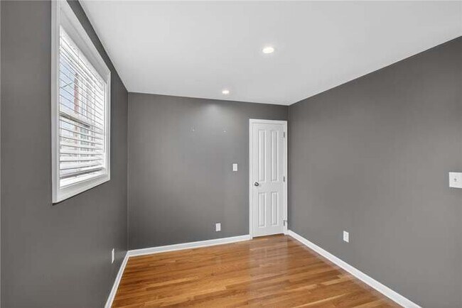 Building Photo - 417 E Fairview St