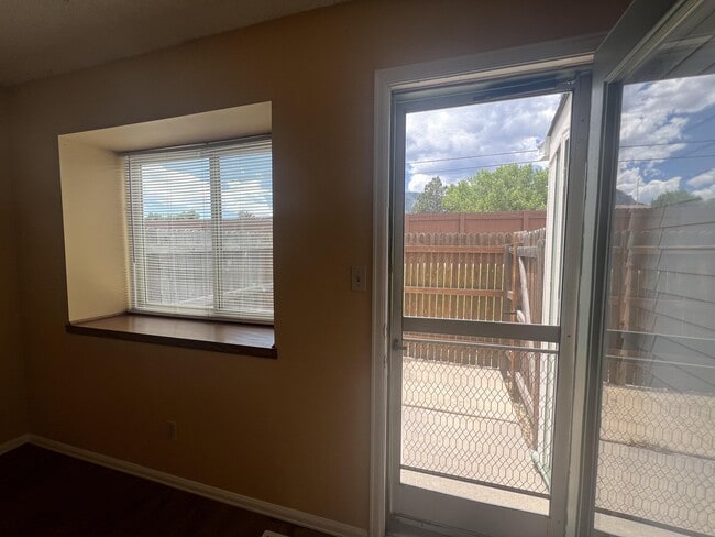 Building Photo - 870 London Green Way