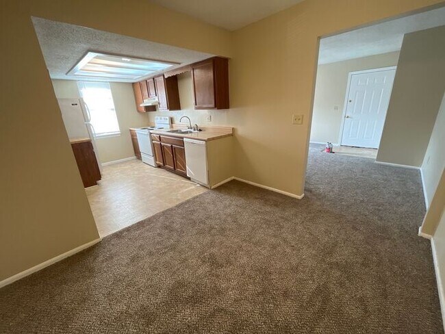 Building Photo - Spacious 2-Bed/1-Bath/1-Car Townhouse in P...