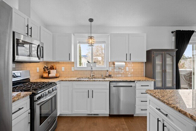 Building Photo - Gorgeous Liberty Lake 5 Bedroom Home!