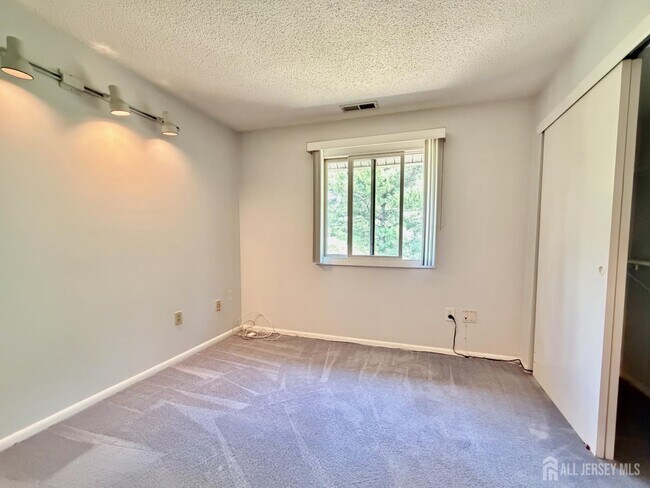 Building Photo - 2310 Ravens Crest Dr
