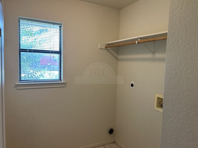 Building Photo - 914 McDaniel Cir