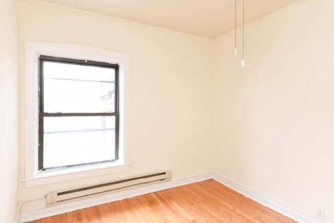 Building Photo - 834 W Waveland Ave