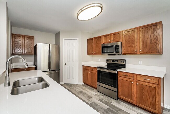 Building Photo - 5105 Raymond Dr