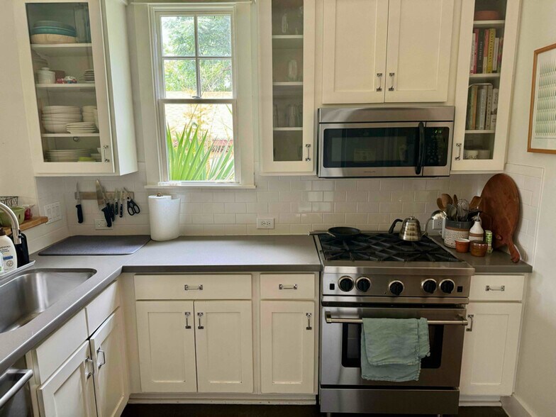 Building Photo - 2014 E 11th St