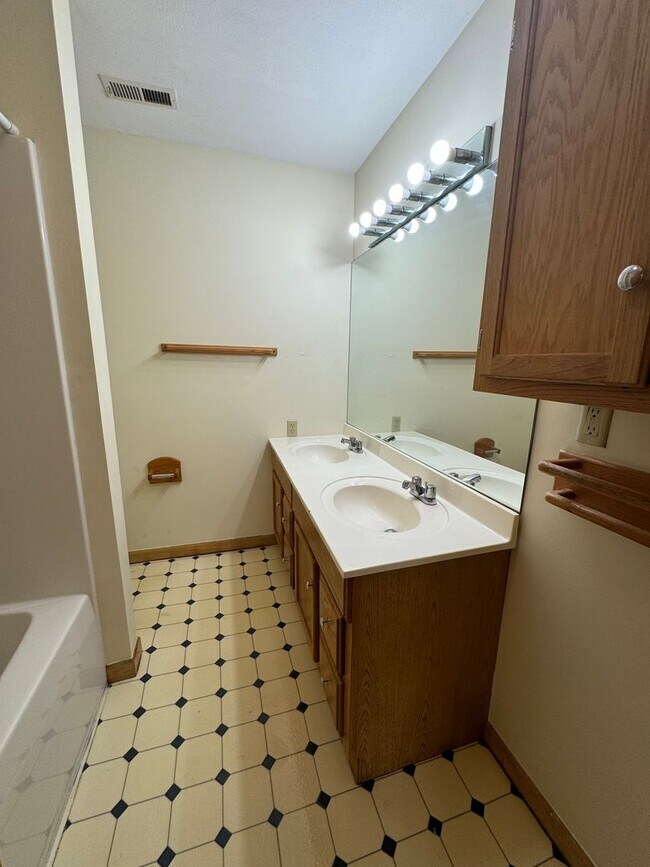 Building Photo - 892 Tremont St