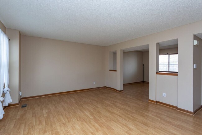 Building Photo - 1130 Pond Side Dr