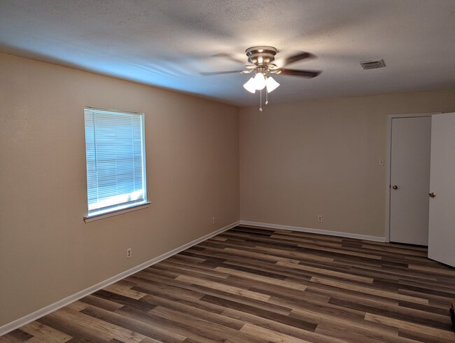 Building Photo - Updated 4 Bedroom, 2 Bath Home in Whitehou...