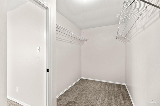 Building Photo - 20 Thunderbird Ave