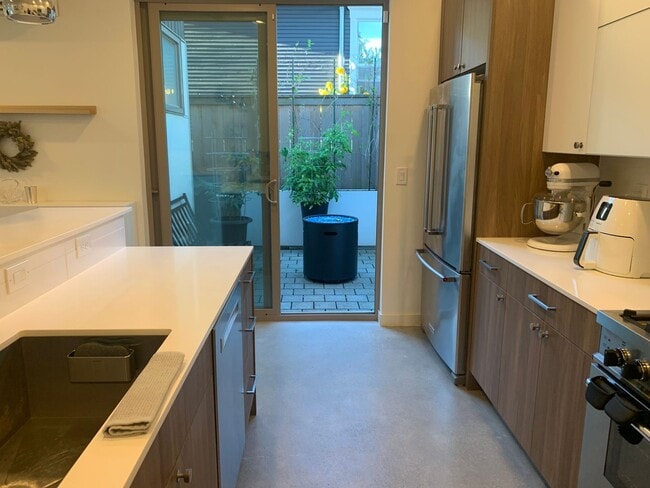 Building Photo - Capital Hill Row House ! 3 bed, 3 bath 194...