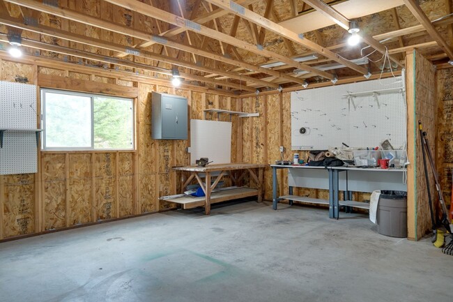 Building Photo - Ravensdale 3 Story, close to Lake Retreat,...