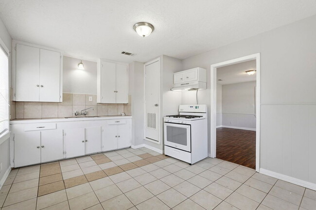 Building Photo - 729 13th Ave N