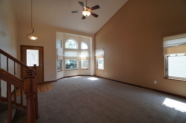 Building Photo - 4244 Round Hill Dr