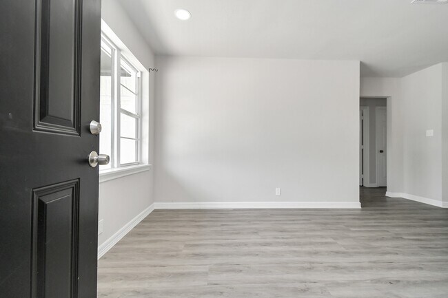 Building Photo - 638 Spell St