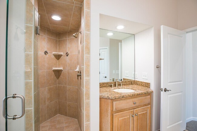 Building Photo - Renovated Beach House