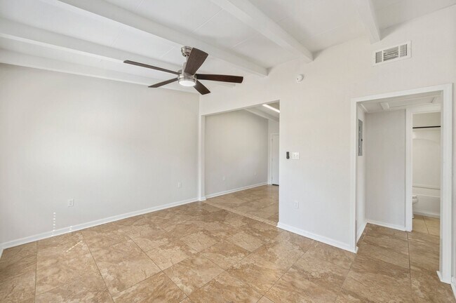 Building Photo - Updated Duplex with Large Yard!