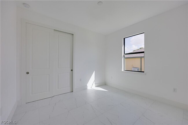 Building Photo - 714 W 12th St