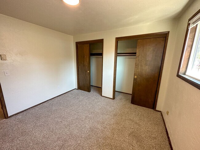 Building Photo - EVERGREEN1574-1594