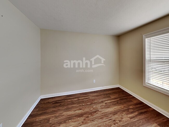 Building Photo - 490 Hemhill Dr