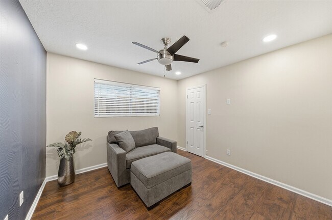Building Photo - 8526 Cedel Dr
