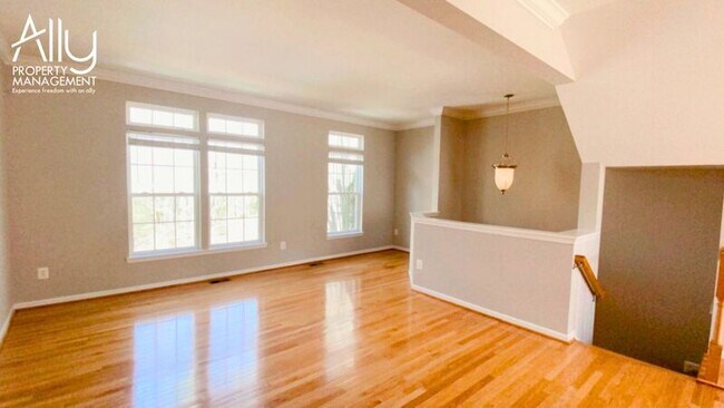 Building Photo - 908 Rainier Rd